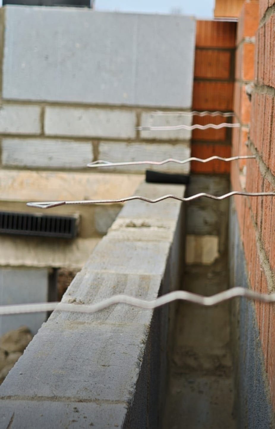 Wall ties between blockwork and brick skin - cavity wall construction